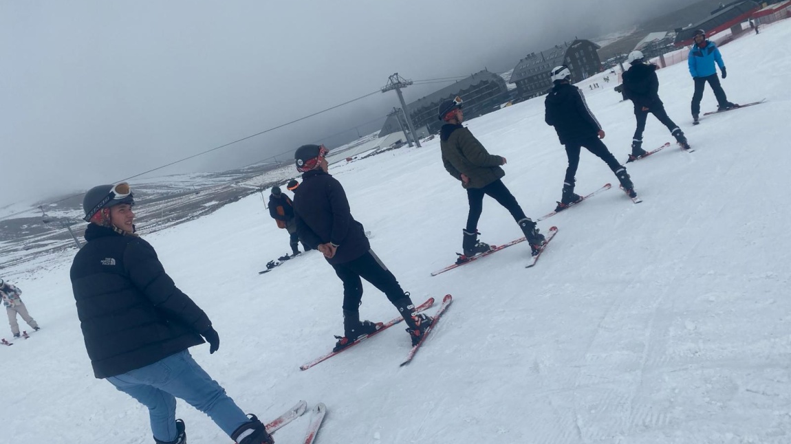 Öğrencilerimize motivasyon amaçlı Erciyes Kayak Merkezine  Gezi etkinliğimiz